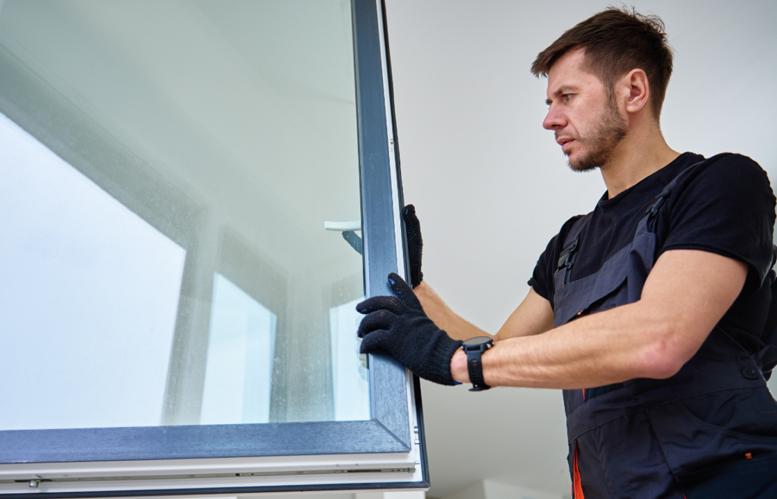 Contact Glass Repairs 24/7 at 416-524-9004 for a free quote on glass repair and replacement.
