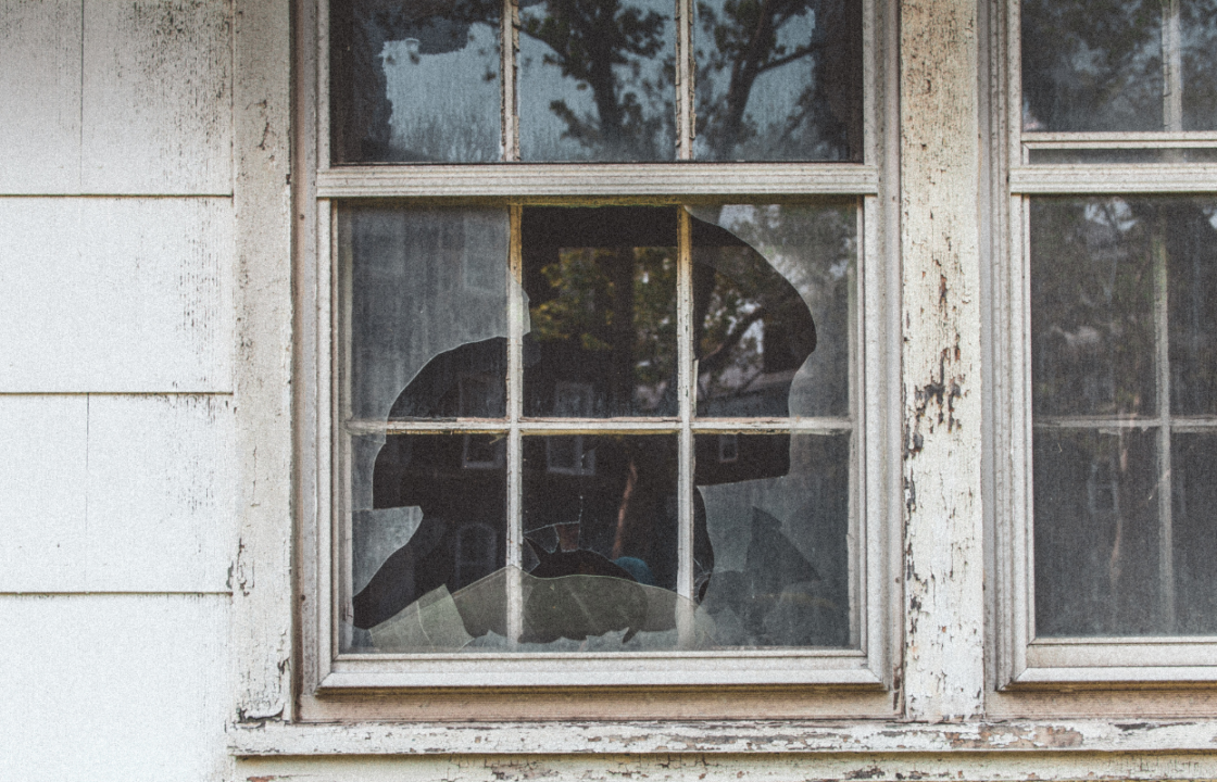 Contact Glass Repairs 24/7 at 416-524-9004 for a free quote on glass repair and replacement.